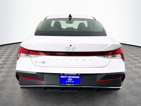 Certified 2025 Hyundai Elantra SE image 6