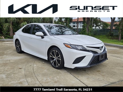 Used 2018 Toyota Camry SE image 1