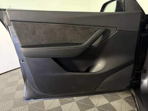 Used 2022 Tesla Model Y Long Range image 10