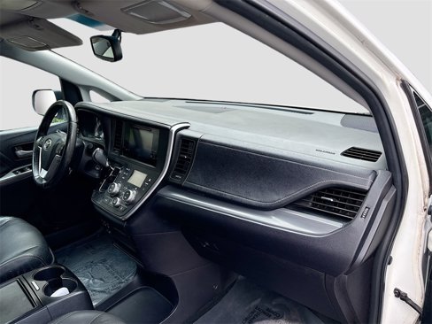 Used 2017 Toyota Sienna SE image 28