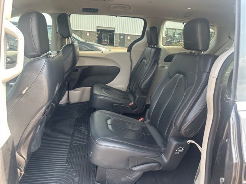 Used 2019 Chrysler Pacifica Touring-L image 14