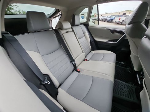 Used 2021 Toyota RAV4 XLE Premium image 31