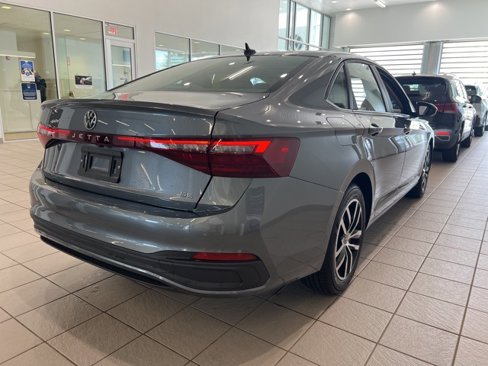 Used 2025 Volkswagen Jetta SE image 7
