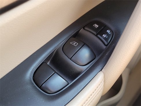 Used 2015 Nissan Rogue SV image 26