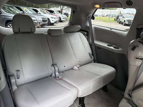 Used 2014 Toyota Sienna XLE image 16