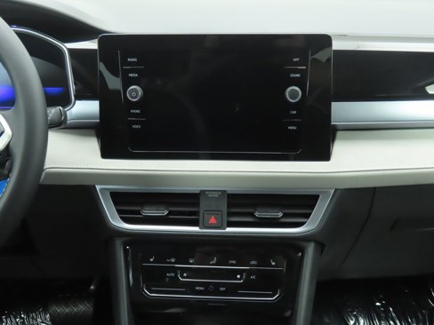 Certified 2025 Volkswagen Taos SE image 15
