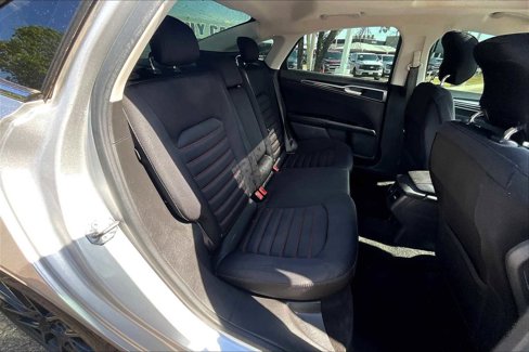Used 2015 Ford Fusion SE image 18