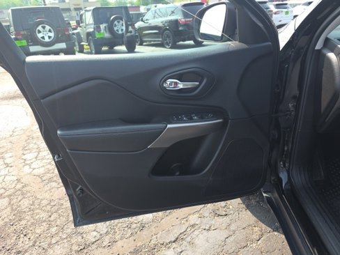 Used 2019 Jeep Cherokee Latitude Plus w/ Comfort/Convenience Group image 10