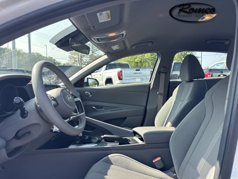 Used 2021 Hyundai Elantra SE image 12