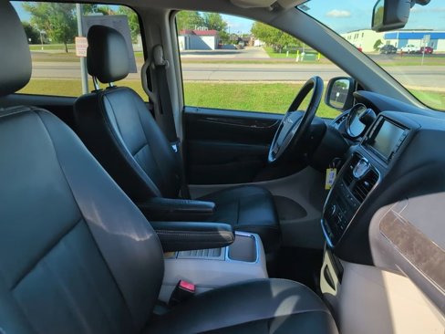 Used 2015 Chrysler Town & Country Touring image 34