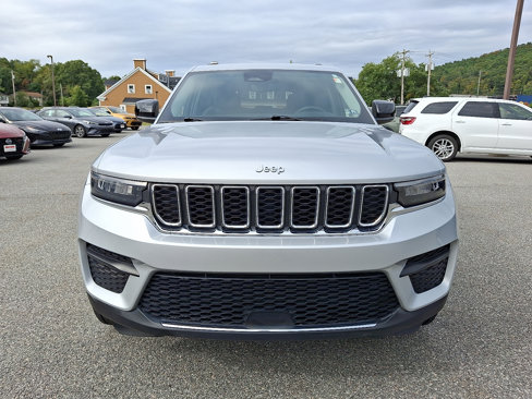 Used 2023 Jeep Grand Cherokee Laredo image 3