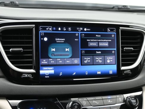 Used 2023 Chrysler Pacifica Touring-L image 14