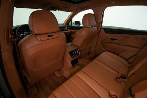 Used 2023 Bentley Bentayga Plug-In Hybrid image 49