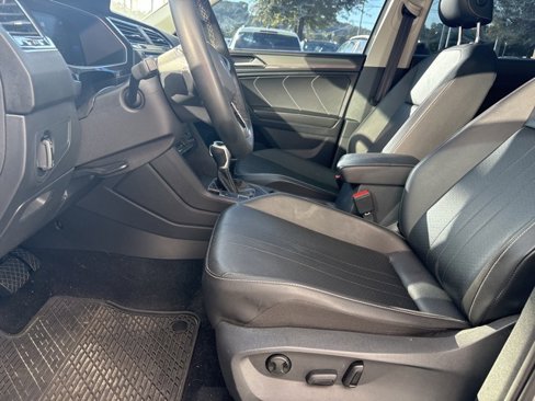 Used 2022 Volkswagen Tiguan SE w/ Panoramic Sunroof Package image 8