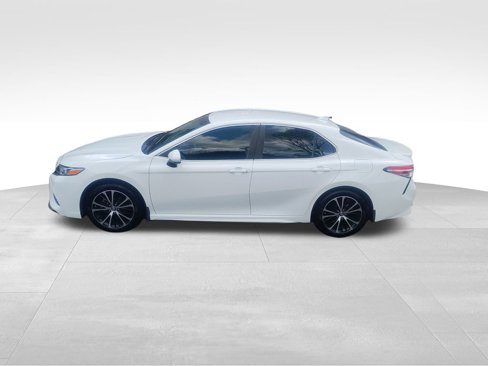Used 2019 Toyota Camry SE image 3