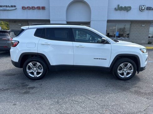 Used 2024 Jeep Compass Latitude image 8