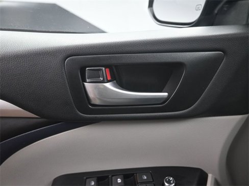 Used 2018 Toyota Highlander XLE image 14