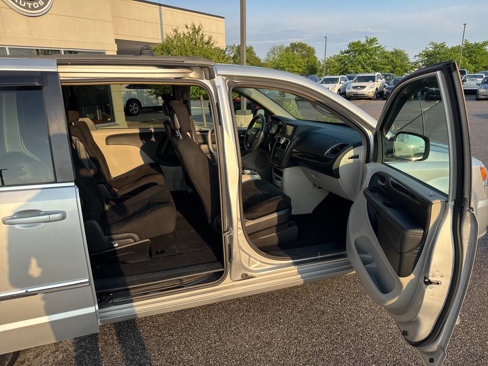 Used 2011 Chrysler Town & Country Touring image 16