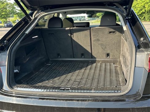 Used 2022 Audi Q8 Premium image 13