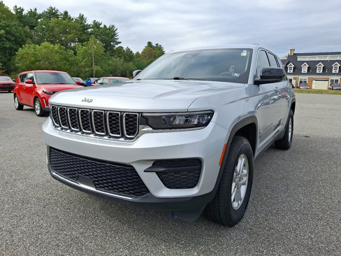 Used 2023 Jeep Grand Cherokee Laredo image 4