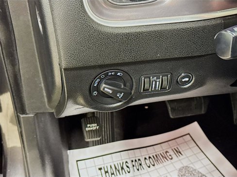 Used 2019 Dodge Charger SXT image 10
