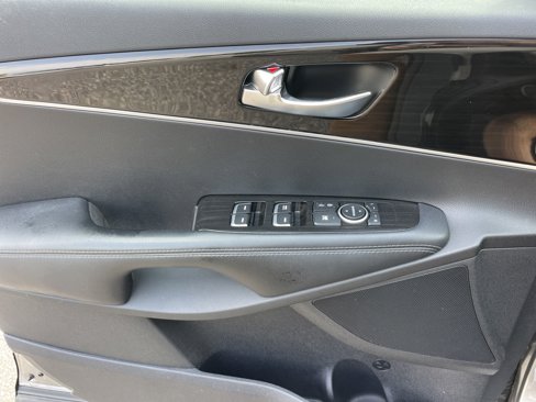 Used 2019 Kia Sorento L image 11