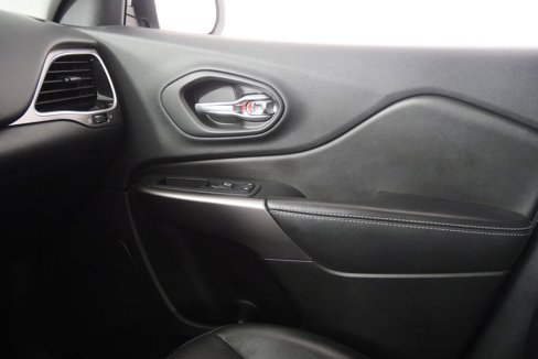 Used 2019 Jeep Cherokee Overland w/ Technology Group image 29