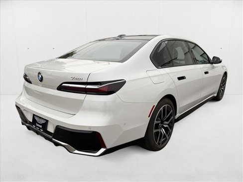 Used 2024 BMW 740i image 7