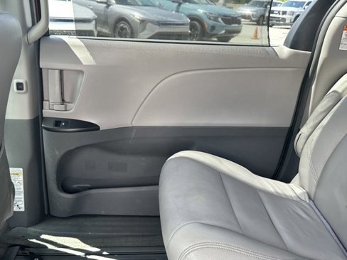 Used 2015 Toyota Sienna LE image 26