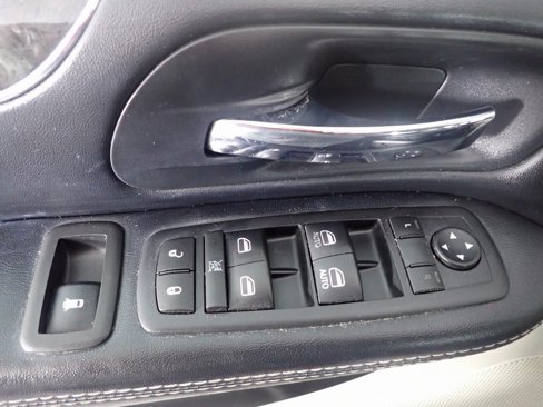 Used 2016 Chrysler Town & Country Touring image 18