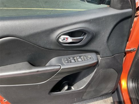 Used 2016 Jeep Cherokee Trailhawk w/ Cold Weather Group image 18