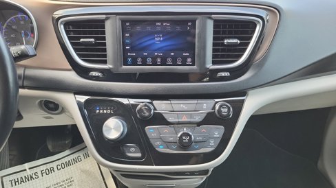 Used 2019 Chrysler Pacifica Touring-L image 31