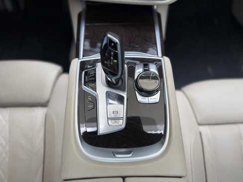 Used 2018 BMW 750i image 21
