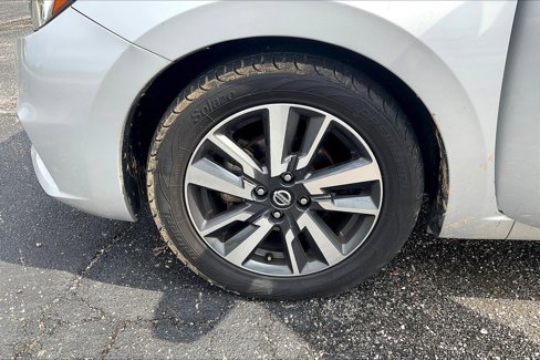 Used 2021 Nissan Versa SV image 3