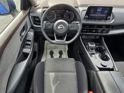 Used 2023 Nissan Rogue SV image 3