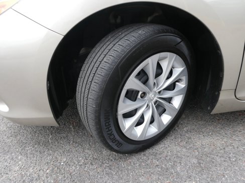 Used 2015 Toyota Camry LE image 23