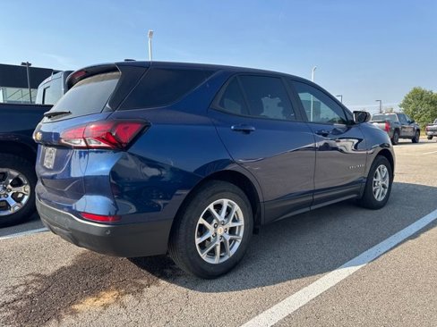 Used 2023 Chevrolet Equinox LS w/ LS Convenience Package image 4