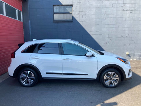 Used 2022 Kia Niro EX w/ Cold Weather Package image 3