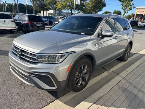 Used 2022 Volkswagen Tiguan SE w/ Panoramic Sunroof Package image 4