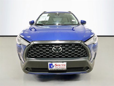 Used 2022 Toyota Corolla Cross LE image 2