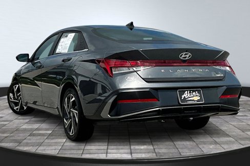 Used 2025 Hyundai Elantra Limited image 4