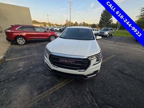 Used 2022 GMC Terrain SLE w/ Driver Convenience Package image 1