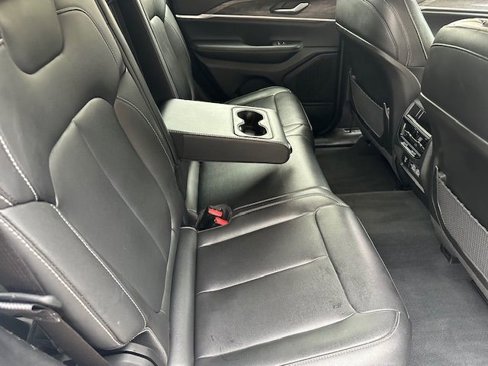 Used 2023 Jeep Grand Cherokee Limited w/ Black Appearance Package image 18