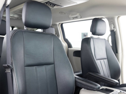 Used 2016 Chrysler Town & Country Touring image 26