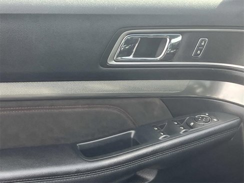 Used 2018 Ford Explorer XLT w/ Equipment Group 202A image 12
