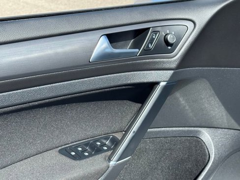 Used 2019 Volkswagen e-Golf SE w/ Driver Assistance Package image 5