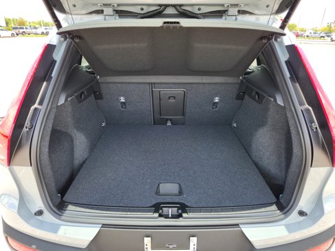 New 2025 Volvo XC40 B5 Core w/ Climate Package image 12