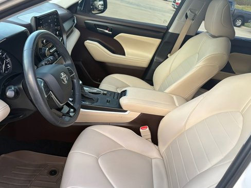 Used 2021 Toyota Highlander XLE image 10