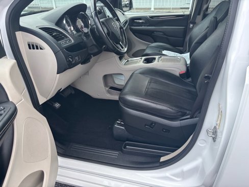 Used 2019 Dodge Grand Caravan SXT image 10