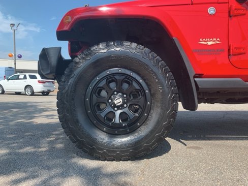 Used 2015 Jeep Wrangler Unlimited Sahara w/ Connectivity Group image 9